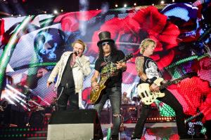 Guns N' Roses, l'ex manager denuncia la band: 