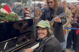 The Darkness: concerto a sorpesa a Londra alla stazione St. Pancras. Guarda il video
