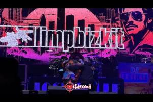 I Limp Bizkit sono tornati in concerti dopo la morte di Sam Rivers: guarda il video col nuovo bassista e il tributo della band