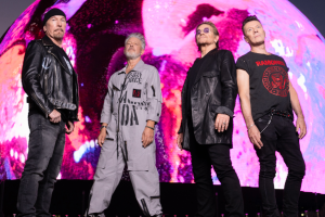 U2, Bono aggiorna i fan sulle condizioni di salute di Larry Mullen Jr.
