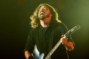 Foo Fighters: Dave Grohl omaggia i Korn pubblicando una foto con una felpa iconica di Jonathan Davis

