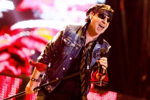 Scorpions, Klaus Maine operato alla colonna vertebrale: 