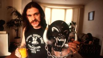Lemmy Kilmister venne espulso da scuola a 14 anni: "Il preside mi bacchettò le mani e io lo presi a pugni". La storia della sua giovinezza