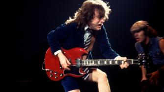 AC/DC, Angus Young: ecco quali sono i suoi 5 chitarristi preferiti di tutti i tempi