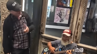 Iron Maiden, Bruce Dickinson ha cantato una canzone dei Judas Priest in strada a New Orleans insieme a un busker. Guarda il video