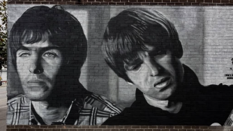 Oasis, realizzato un nuovo murale a Manchester (in una location storica) dedicato alla band. Guarda le immagini