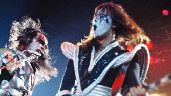 KISS: è morto Ace Frehley, il chitarrista originale che definì il suono e l'estetica della band. Aveva 74 anni