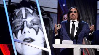 Ace Frehley, i membri dei KISS hanno ricordato il leggendario chitarrista. Guarda i loro messaggi