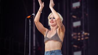 Amyl and the Sniffers: la band ha offerto da bere ai fan di Melbourne dopo l'annullamento di un concerto
