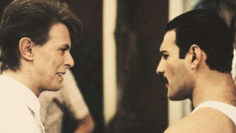Under Pressure: la storia della leggendaria collaborazione tra i Queen e David Bowie (tra scintille in studio e calici di troppo)