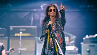 Aerosmith, il vero motivo per cui Steven Tyler avvolge teli e sciarpe attorno al microfono: "così non rimanevo mai senza"