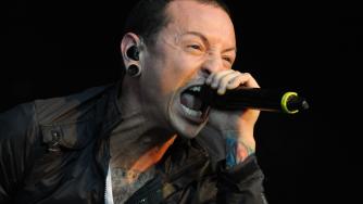 Linkin Park, l'insegnante di canto di Chester Bennington tra il pubblico del concerto a Phoenix. Guarda il video