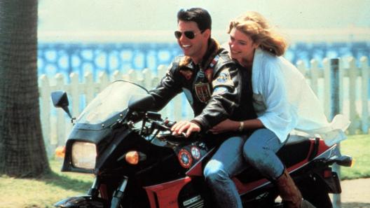 Top Gun 2: Tom Cruise ha ricreato una delle scene più iconiche del primo film assieme all'attrice Jennifer Connelly. Guarda gli scatti