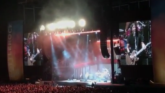 Foo Fighters: l'amplificazione viene spenta, ma loro continuano a suonare