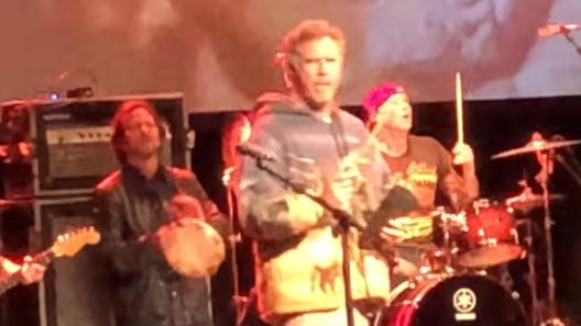 Eddie Vedder, Chad Smith e Will Ferrell cantano Personal Jesus in una jam session a Seattle! Guarda il video
