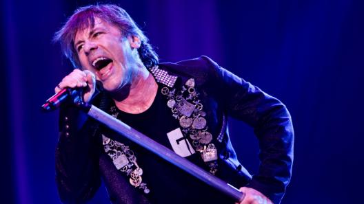 Iron Maiden: Bruce Dickinson interrompe un concerto per difendere un fan dalla violenza della security. I video
