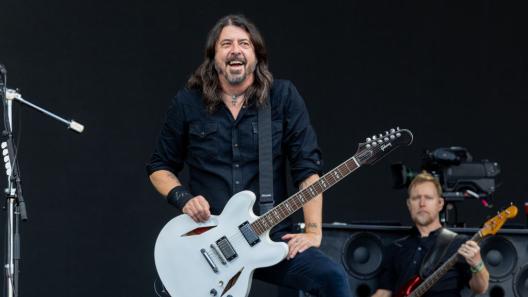 Dave Grohl suona Stairway To Heaven per prendere tempo e permettere i soccorsi a un fan. Guarda il video