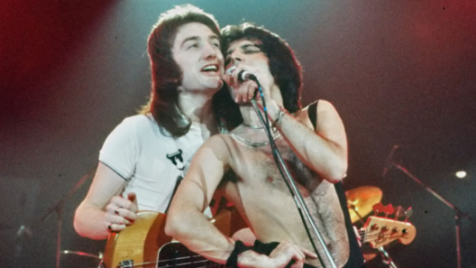 Queen, la storia del primo concerto della band con John Deacon. Brian May: "lui portò equilibrio"