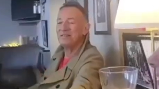 Bruce Springsteen canta "My Hometown" con i clienti di un pub di paese vicino a Dublino. Guarda il video
