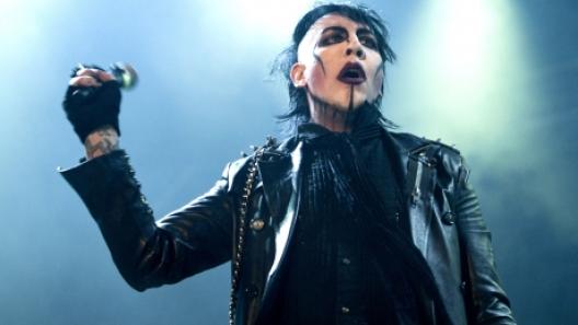 Marilyn Manson ricoverato in ospedale a New York: crolla la scenografia addosso durante uno show. I video