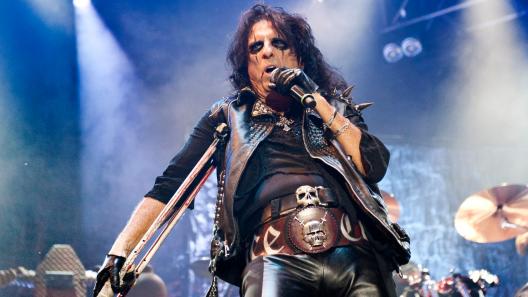 Alice Cooper si racconta: dalle serate con John Belushi a Keith Moon ai diari di Johnny Depp