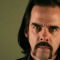 Il consiglio di Nick Cave a chi ha più di 40 anni: "fatevi crescere i baffi da attore porno e imparate a suonare. Con me ha funzionato"