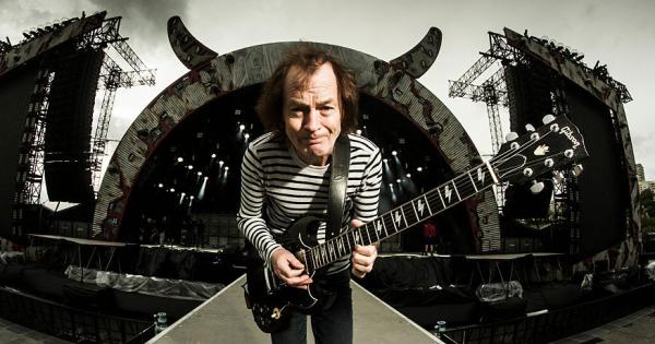 Buon compleanno Angus Young: le foto più belle del leggendario ...